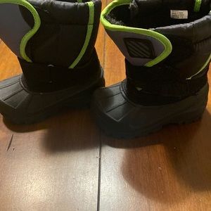 Snow boots size 5 little kid